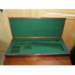 A VINTAGE MAHOGANY FITTED GUN CASE WITH BAIZE LINED INTERIOR, W 84 cm