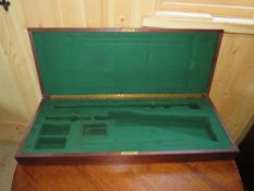 A VINTAGE MAHOGANY FITTED GUN CASE WITH BAIZE LINED INTERIOR, W 84 cm