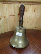 A VINTAGE HEAVY BRASS HAND BELL WITH TURNED HANDLE - H 28 cm