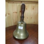A VINTAGE HEAVY BRASS HAND BELL WITH TURNED HANDLE - H 28 cm