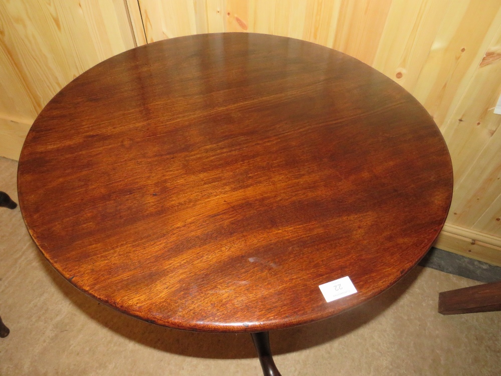 A 19TH CENTURY TILT-TOP PEDESTAL TRIPOD TABLE, H 70 cm, Dia. 68 cm - Image 3 of 3