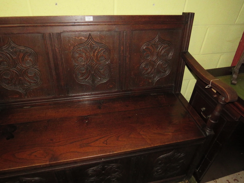 AN ANTIQUE CARVED OAK MONKS BENCH WITH LIFT-UP SEAT,W 125 cm - Image 3 of 5