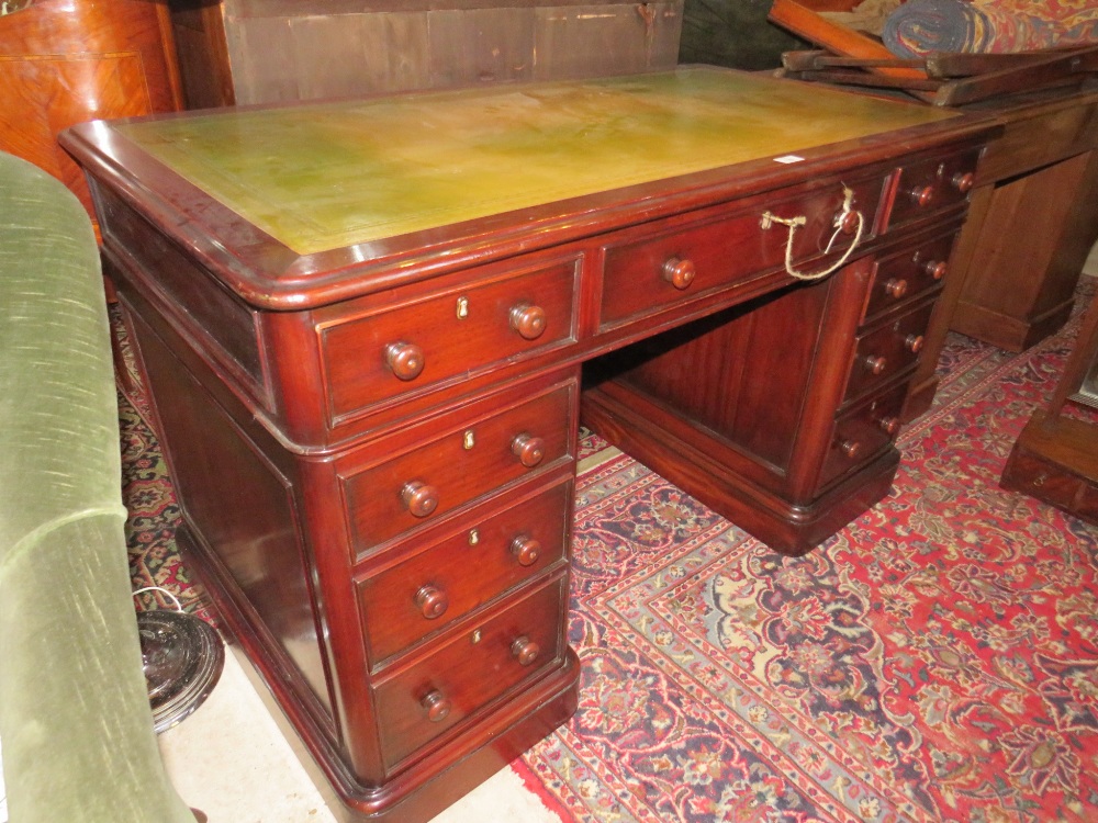 A VICTORIAN MAHOGANY LEATHER TOPPED TWIN PEDESTAL DESK WITH AN ARRANGEMENT OF NINE DRAWERS, H 78 cm, - Image 4 of 5