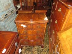 A REPRODUCTION SERPENTINE FRONTED MAHOGANY FOUR DRAWER CHEST, W 56 cm