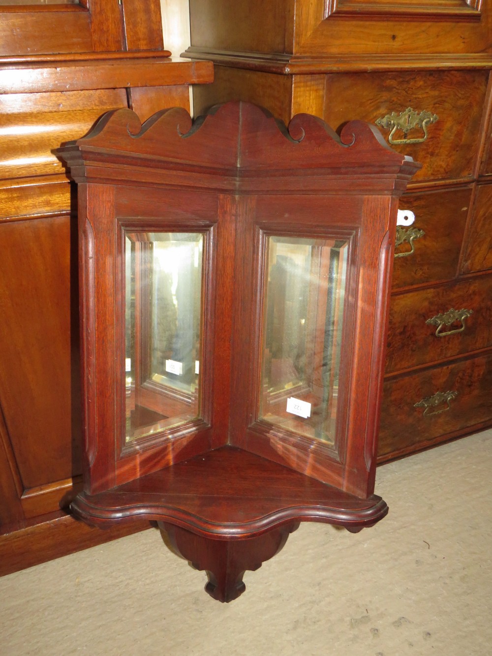 AN EDWARDIAN MAHOGANY MIRRORED CORNER SHELF BRACKET, H 90 cm