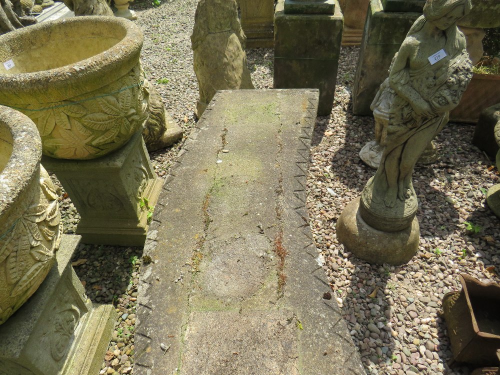 A LARGE CURVED STONE GARDEN BENCH, W 122 cm - Image 3 of 3