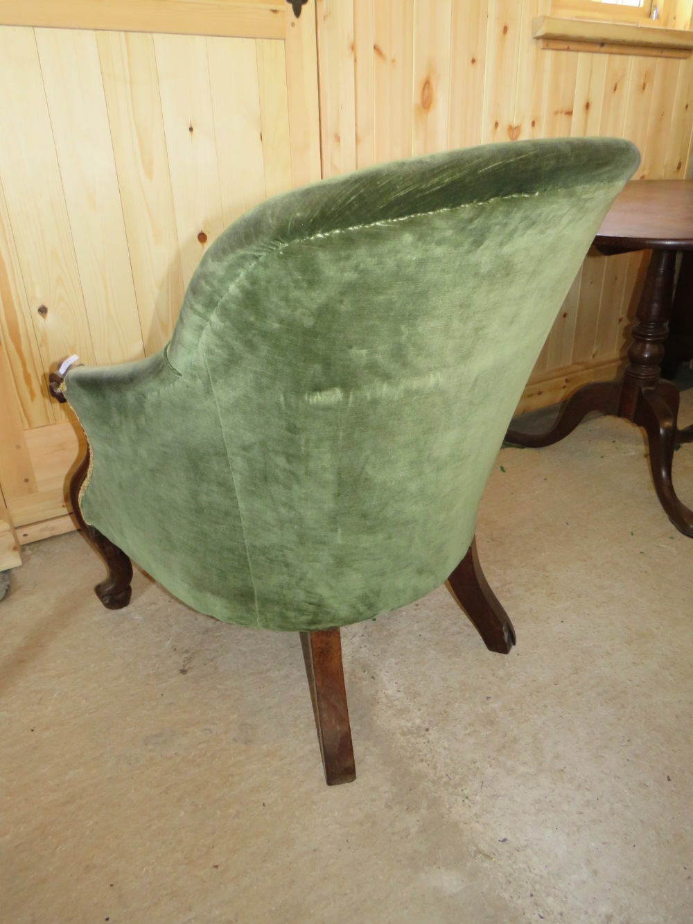 A VICTORIAN MAHOGANY FRAMED UPHOLSTERED ARMCHAIR WITH CARVED DETAIL - Image 3 of 4