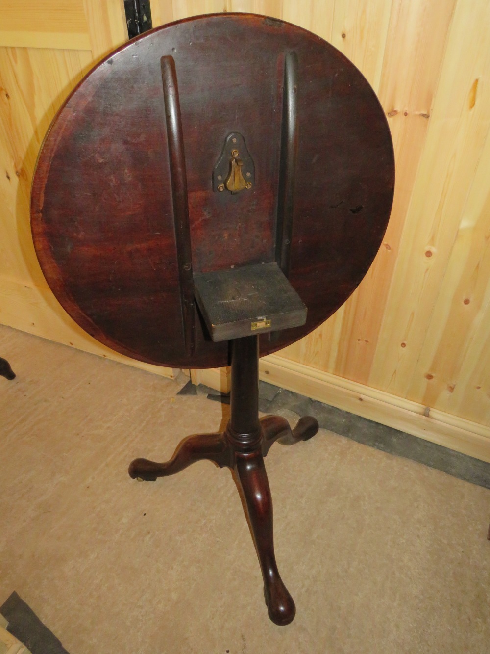 A 19TH CENTURY TILT-TOP PEDESTAL TRIPOD TABLE, H 70 cm, Dia. 68 cm - Image 2 of 3