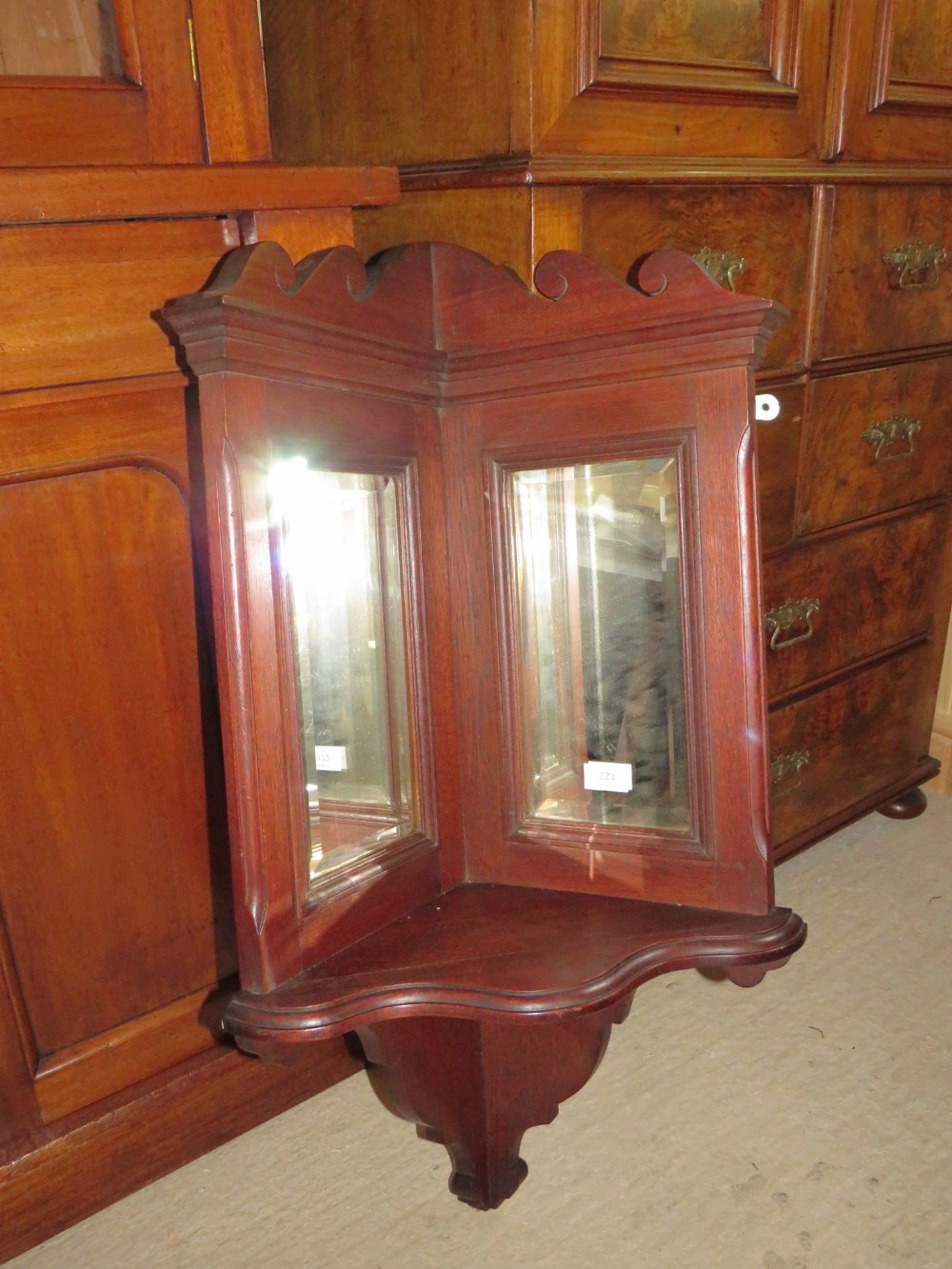 AN EDWARDIAN MAHOGANY MIRRORED CORNER SHELF BRACKET, H 90 cm - Image 3 of 3