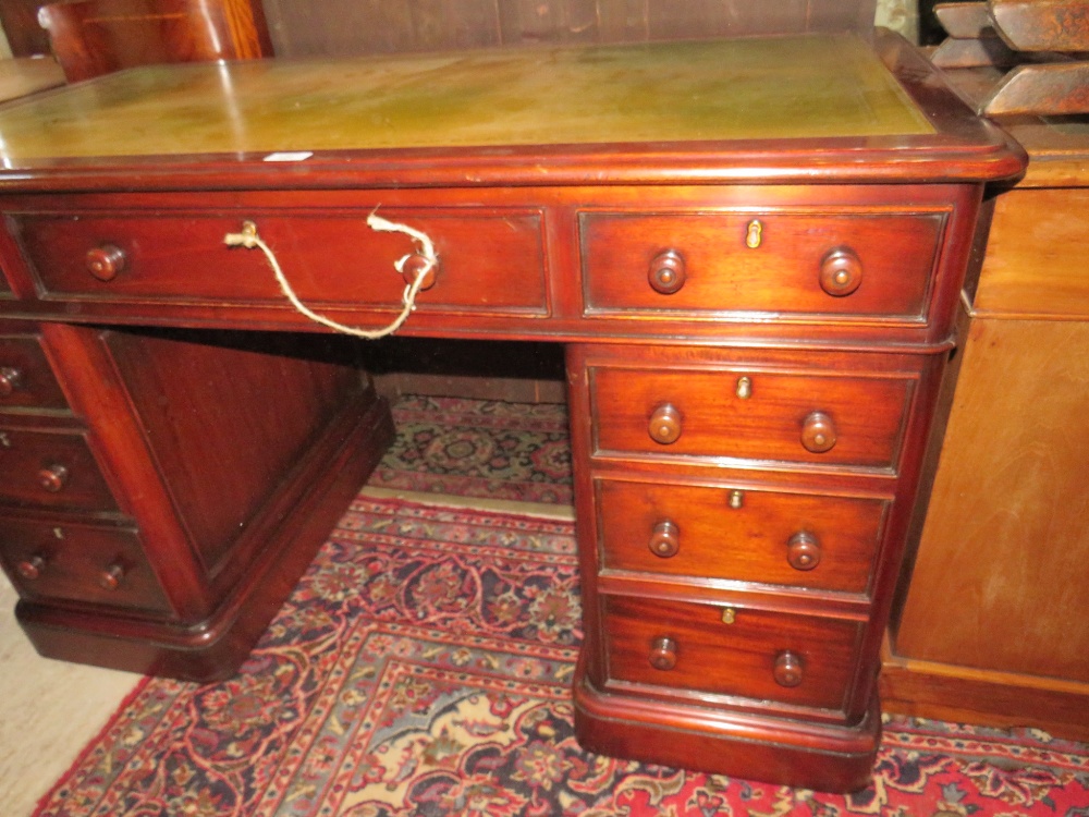 A VICTORIAN MAHOGANY LEATHER TOPPED TWIN PEDESTAL DESK WITH AN ARRANGEMENT OF NINE DRAWERS, H 78 cm, - Image 3 of 5