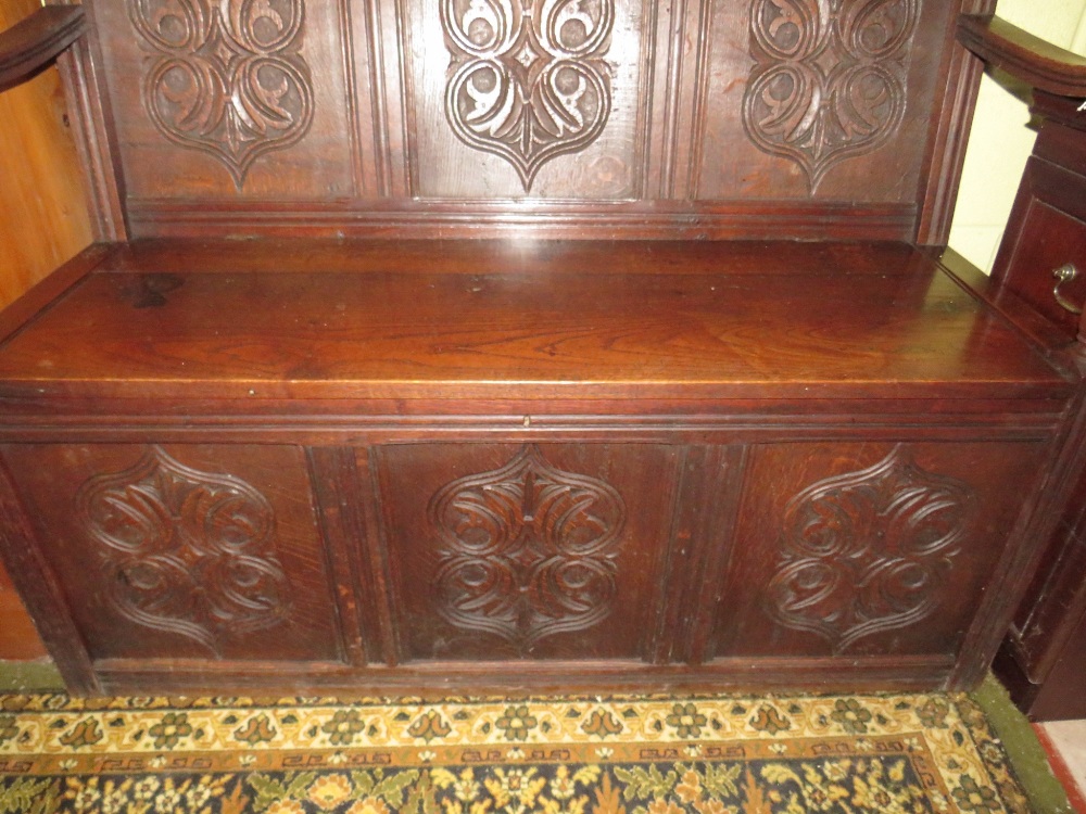 AN ANTIQUE CARVED OAK MONKS BENCH WITH LIFT-UP SEAT,W 125 cm - Image 5 of 5