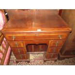 A 19TH CENTURY WALNUT AND INLAID KNEEHOLE DESK, HAVING AN ARRANGEMENT OF SEVEN DRAWERS, H 79 cm, W