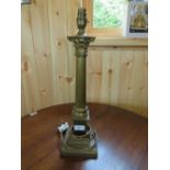 A TRADITIONAL BRASS EFFECT CORINTHIAN COLUMN TABLE LAMP, H 48 cm