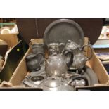 A TRAY OF ASSORTED PEWTER TO INCLUDE TEA SET, TANKARDS ETC