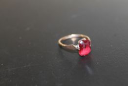 A LADIES FILIGREE RING SET WITH RED STONE - MARKED 9CT GOLD- APPROX WEIGHT 2G