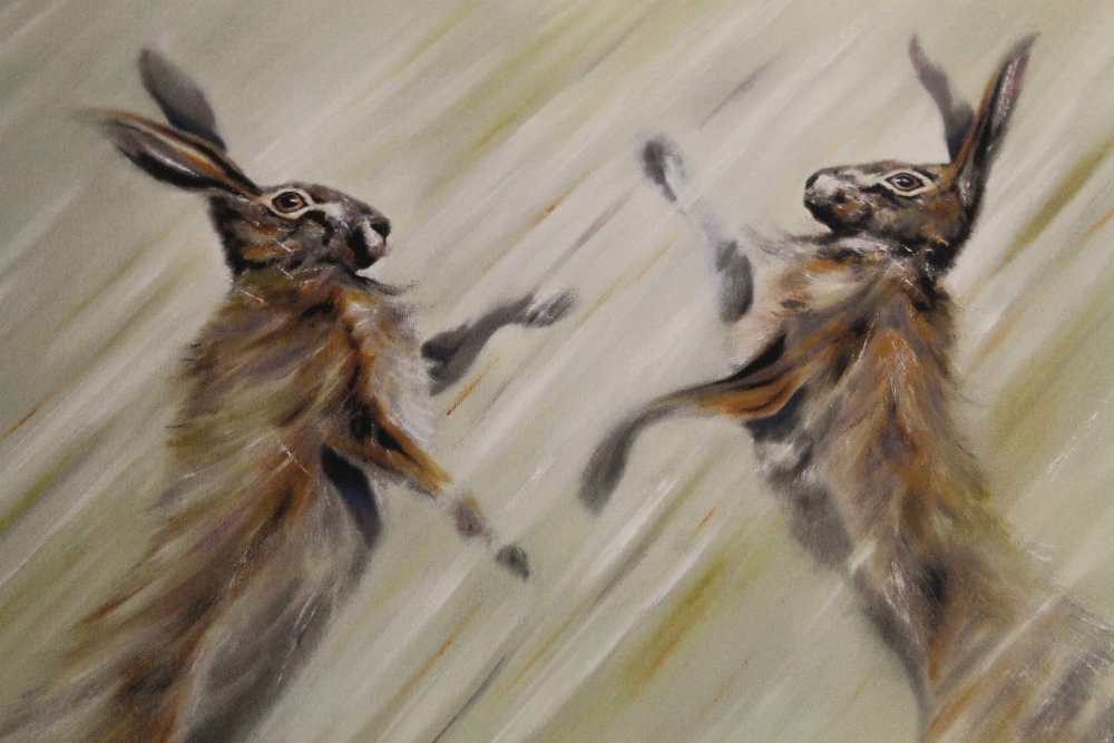 A FRAMED SIGNED LIMITED EDITION PRINT OF BOXING HARES ENTITLED 'COMBAT' NO 113/225 BY PAUL TAVERNOR - Image 3 of 3