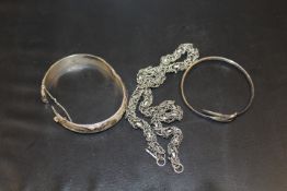 A HALLMARKED SILVER ENGRAVED BANGLE A/F TOGETHER WITH A SNAKE BANGLE AND ROPE STYLE CHAIN (3)