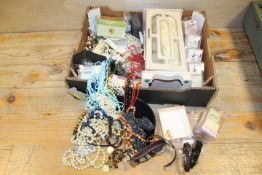 A TRAY OF ASSORTED COSTUME JEWELLERY TO INCLUDE RINGS, WRISTWATCHES ETC