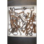 A COLLECTION OF ASSORTED VINTAGE KEYS - APPROX 44