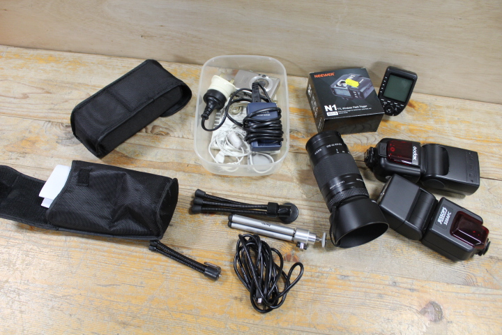 A SELECTION OF CAMERA EQUIPMENT TO INCLUDE A WIRELESS FLASH TRIGGER, A SONY SH0007 ZOOM LENS ETC