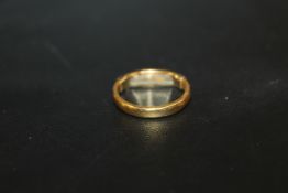 A HALLMARKED 22CT GOLD WEDDING BAND - APPROX WEIGHT 4.4 G INCLUDING RING SPACER