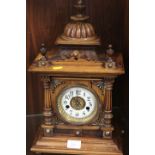 AN ARCHITECTURAL WOODEN CASED 'THE GREENWICH CLOCK' MANTLE CLOCK, ENAMEL DIAL WITH ARABIC NUMERALS