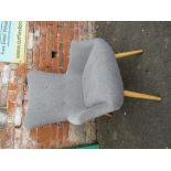 A MODERN GREY UPHOLSTERED RETRO STYLE OCCASIONAL CHAIR