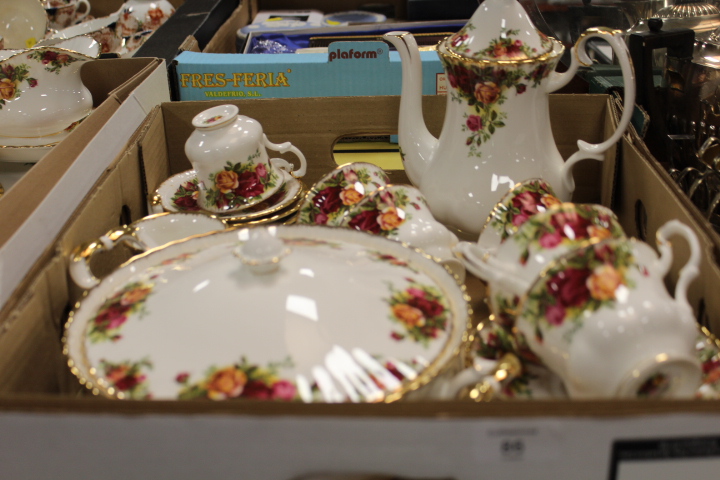 TWO TRAYS OF ROYAL ALBERT OLD COUNTRY ROSES TEA AND DINNERWARE - Image 2 of 4