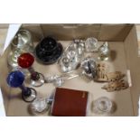 A TRAY OF ASSORTED COLLECTABLES TO INCLUDE A CRUET SET, HIP FLASK ETC