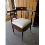 AN EARLY 20TH CENTURY CORNER CHAIR