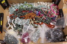 A TRAY OF ASSORTED POLISHED GEMSTONE AND HARDSTONE NECKLACES, BRACELETS ETC