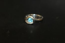 A HALLMARKED 9CT WHITE GOLD SPLIT BAND RING SET WITH BLUE TOPAZ STYLE STONES - APPROX WEIGHT 3 G,
