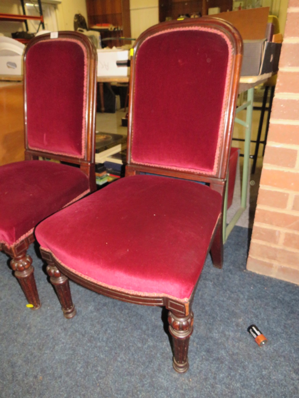 A PAIR OF VICTORIAN MAHOGANY UPHOLSTERED DINING CHAIRS - Image 3 of 5