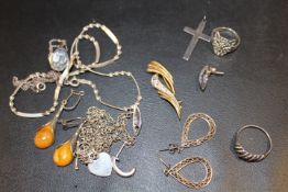 QUANTITY OF SILVER JEWELLERY ITEMS