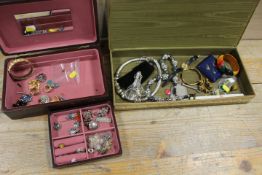 A JEWELLERY BOX AND CONTENTS TO INCLUDE HALLMARKED SILVER INGOT, SILVER EARRINGS ETC., TOGETHER WITH