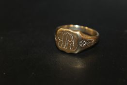 A 9CT GOLD SIGNET RING WITH ENGRAVED INITIALS - APPROX WEIGHT 7.3 G