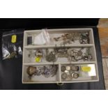 A TRAY OF ASSORTED SILVER AND OTHER JEWELLERY ITEMS TO INCLUDE A SMALL QUANTITY OF SILVER COINAGE
