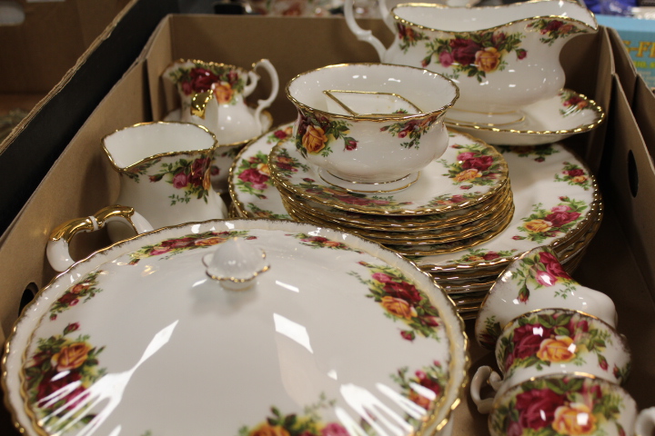 TWO TRAYS OF ROYAL ALBERT OLD COUNTRY ROSES TEA AND DINNERWARE - Image 4 of 4