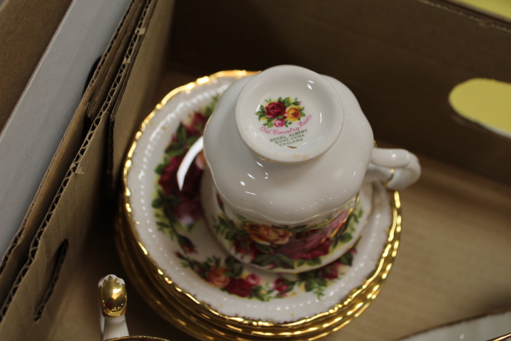 TWO TRAYS OF ROYAL ALBERT OLD COUNTRY ROSES TEA AND DINNERWARE - Image 3 of 4