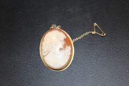 A HALLMARKED 9CT GOLD CAMEO BROOCH WITH SUSPENSION RING
