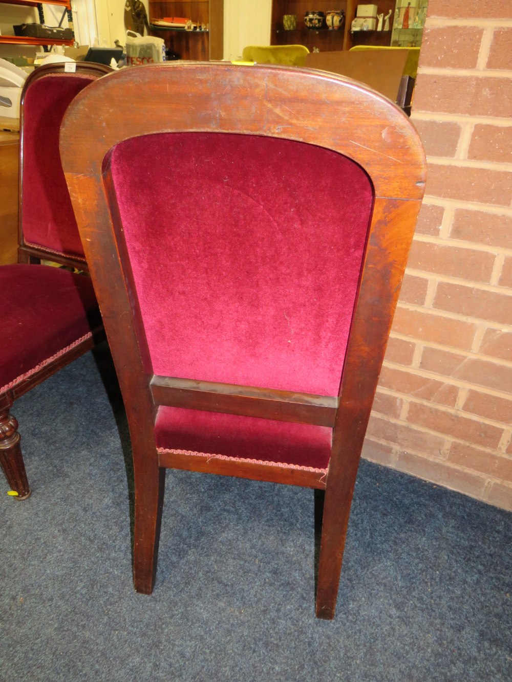 A PAIR OF VICTORIAN MAHOGANY UPHOLSTERED DINING CHAIRS - Image 4 of 5