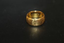 A HALLMARKED 22CT GOLD BRIGHT CUT PATTERN WIDE WEDDING BAND - APPROX WEIGHT 12 G
