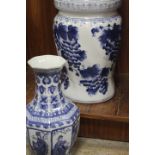 A BLUE AND WHITE CERAMIC GARDEN SETA TOGETHER WITH A MODERN ORIENTAL BLUE AND WHITE VASE (2)