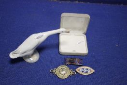 A COLLECTION OF BROOCHES TOGETHER WITH A SMALL LLADRO SWAN