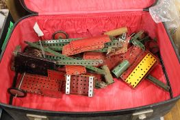 A SMALL QUANTY OF VINTAGE MECCANO