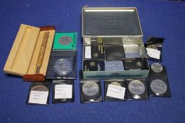 A COLLECTION OF BRITISH COINS AND A BOXED ROYAL NAVY PEN