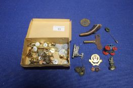 A BOX OF COLLECTABLES TO INCLUDE BADGES, BUTTONS ETC