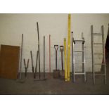 A SELECTION OF GARDEN TOOLS TO INCLUDE LADDERS AND A PASTE TABLE