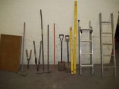 A SELECTION OF GARDEN TOOLS TO INCLUDE LADDERS AND A PASTE TABLE