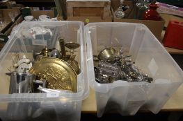 A BOX OF METALWARE TO INCLUDE CUTLERY